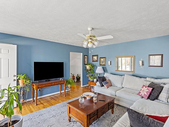 3rd image of 598 Stonehaven Dr