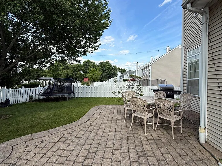 32 Marion Dr — Photo 15