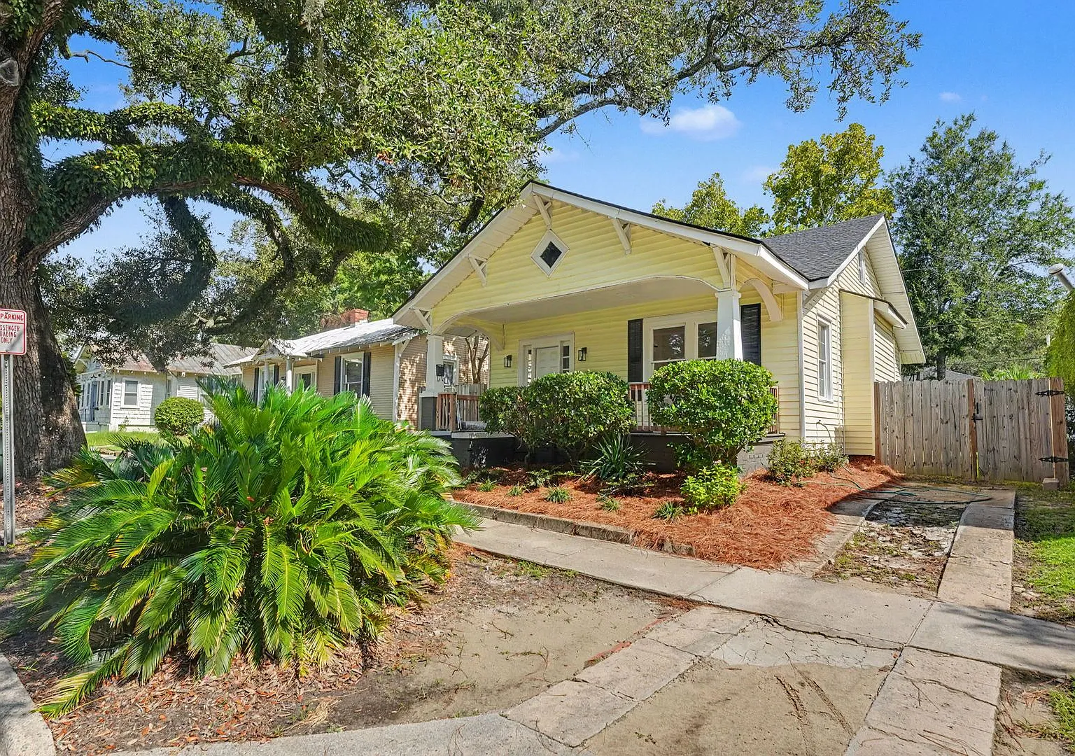 Renovated 4 Bedroom 2 Bathroom fenced in yard 1 off street parking — Photo 3