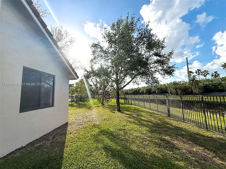 400 Alexandra Cir — Photo 85