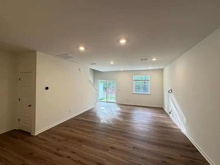 128 Parker Ln — Photo 2