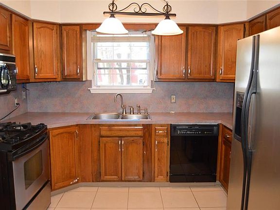 5th image of 381 Yorkshire Dr