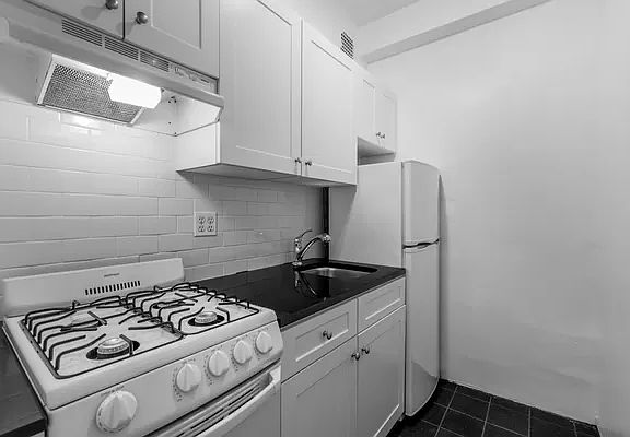 3rd image of 160 W 71st St APT 15F
