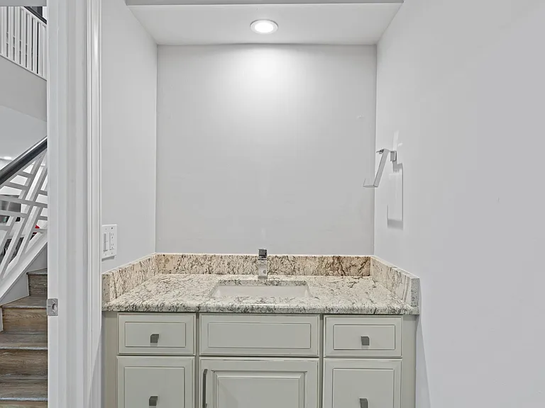 2435 Presidential Way #G — Photo 9