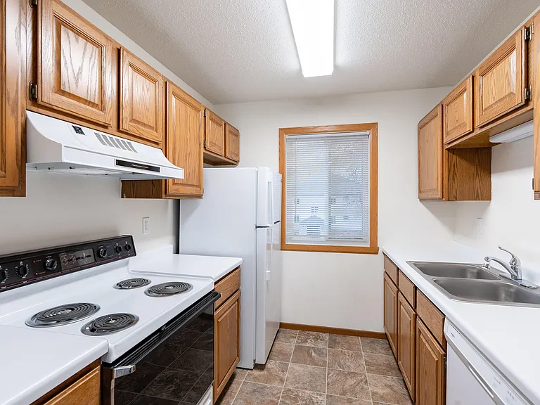 Fargo, ND Brownstone Apartments | 21C | Kitchen