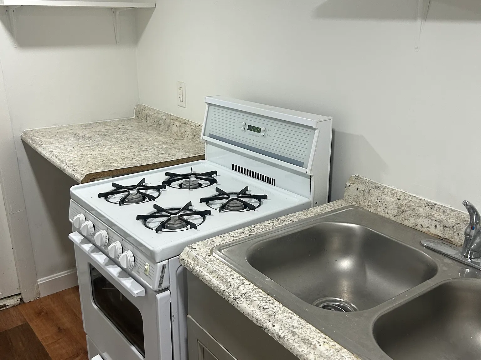 1 bed, 450 sqft, $1,200 — Photo 3