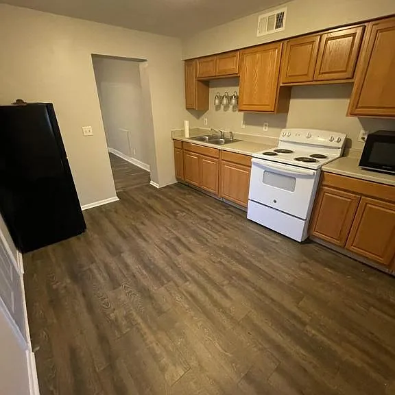 221 N Cherry St — Photo 6