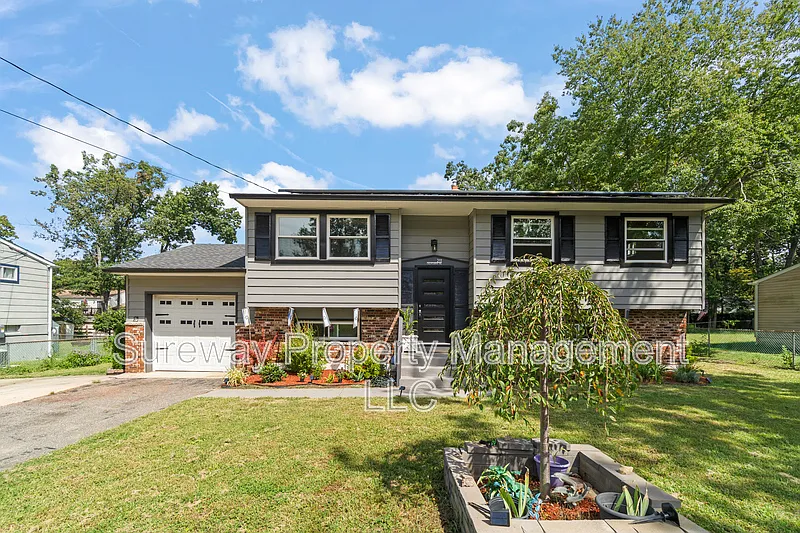 4 bed, 1.5 bath, 1888 sqft, $3,000 — Photo 1