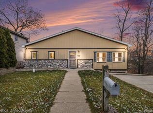 12237 Dalhart Dr, Fenton, MI 48430