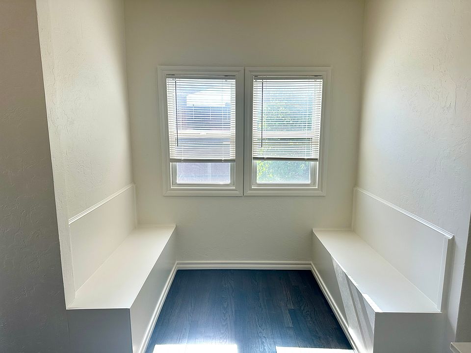 seating area in the kitchen
