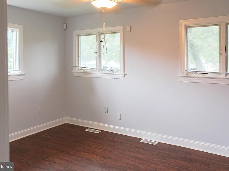 105 Robin Hood Ln — Photo 7