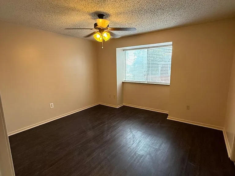 8911-8921 Gsri Ave — Photo 6