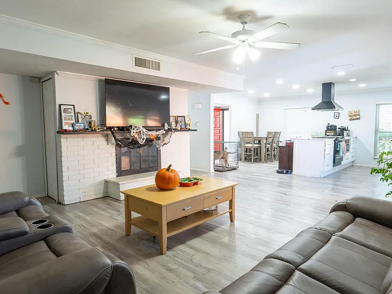 8512 Londonderry Ln — Photo 3