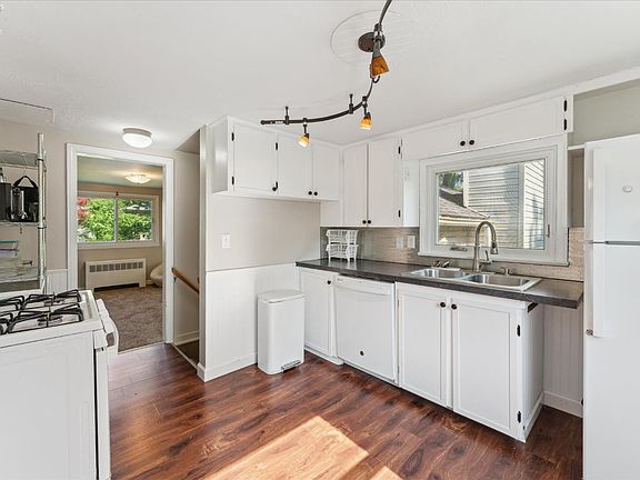 5th image of 366 W Lorain St