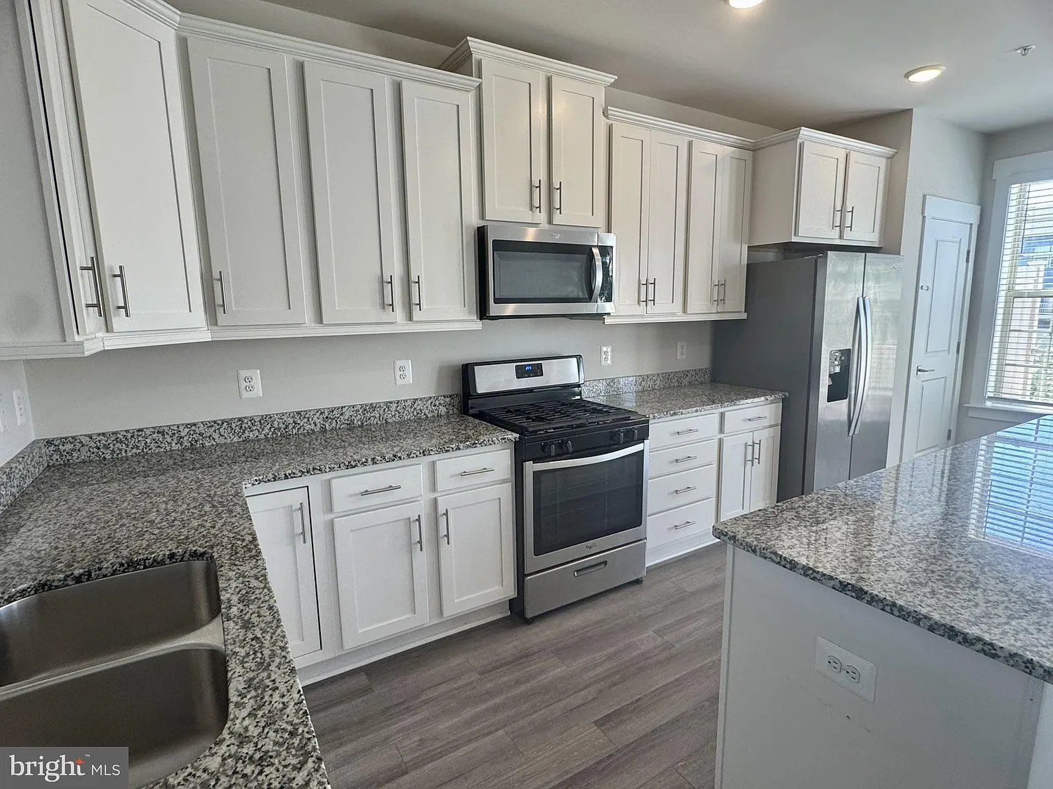 4 bed, 3.5 bath, 2016 sqft, $2,900 — Photo 3