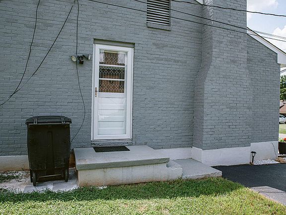 4th image of 5827 Plantation Cir