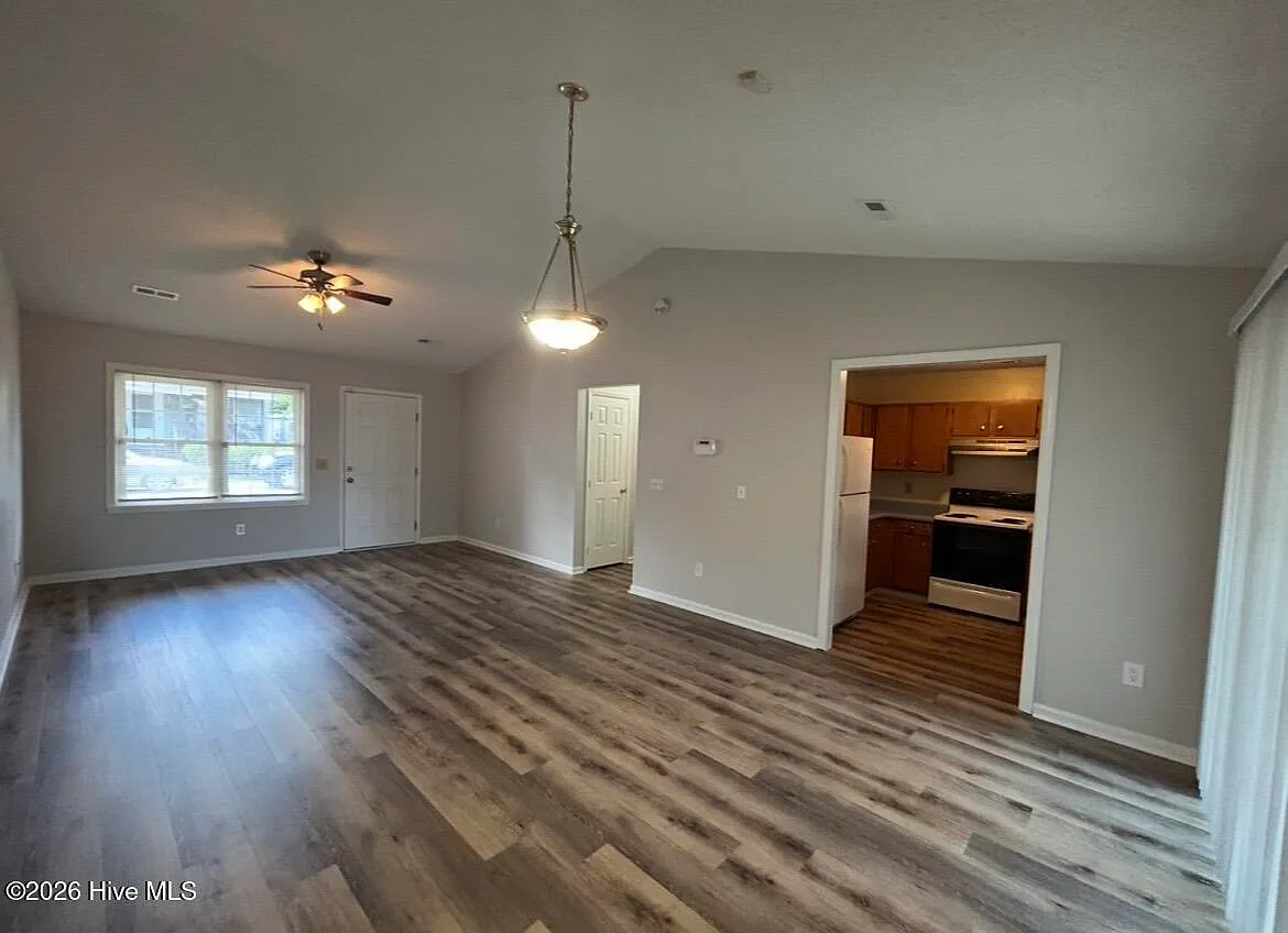 3 bed, 2.0 bath, 1220 sqft, $1,600 — Photo 3