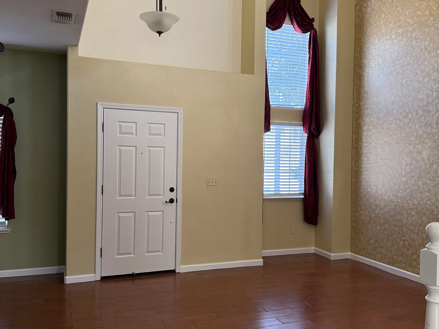 4 bed, 2.5 bath, 1945 sqft, $2,300 — Photo 3