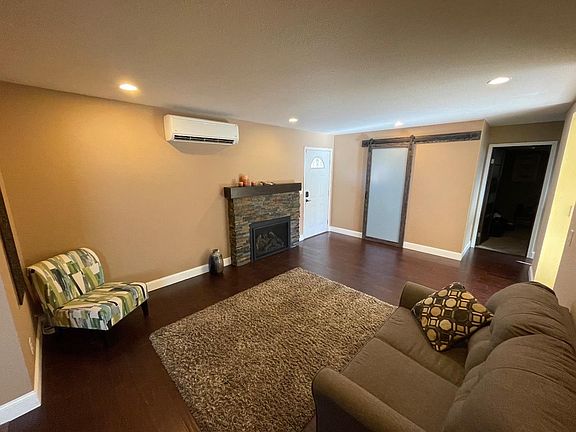 5th image of 304 Oakberry Way