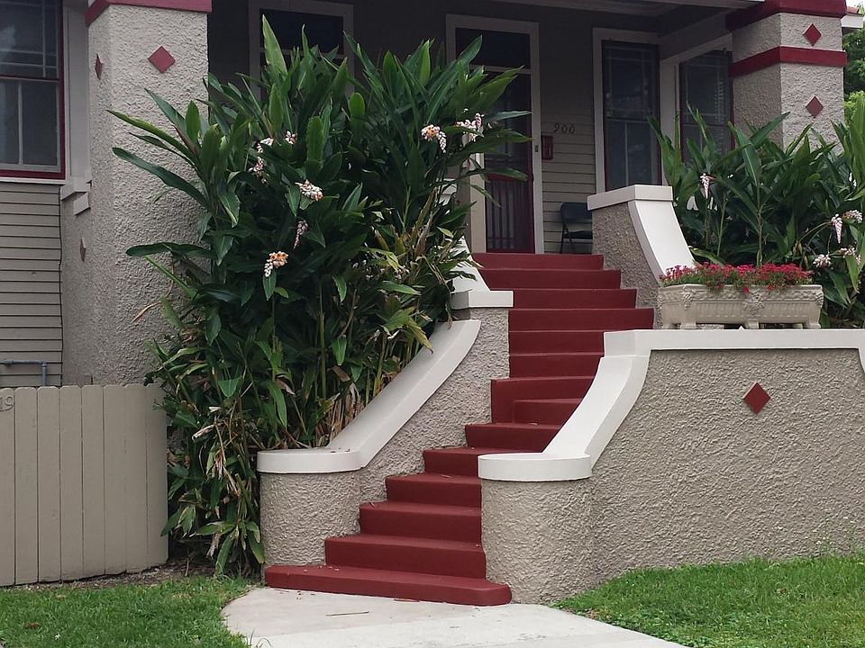 1st image of 902 Taft Pl