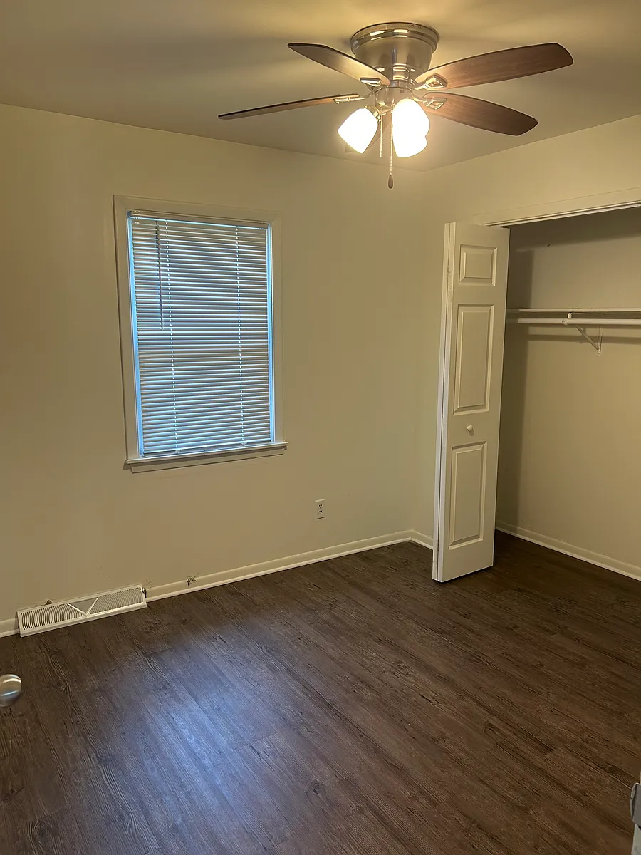 Building Photo - 429 8th Ave NW #B