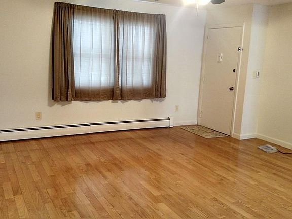 3rd image of 143 Litchfield Pines Dr APT B