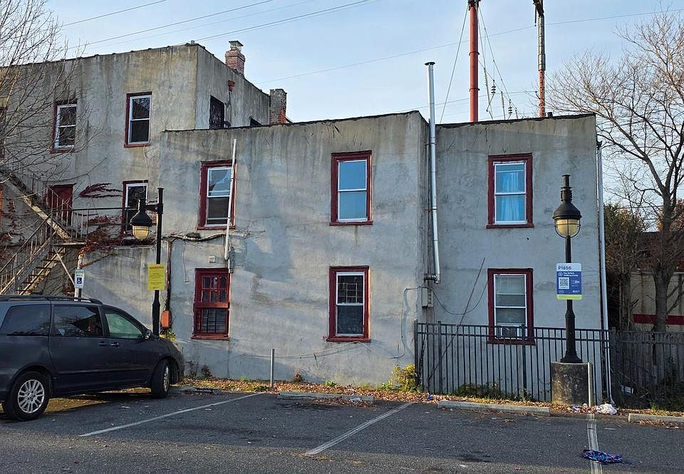 2nd image of 525 Welsh St