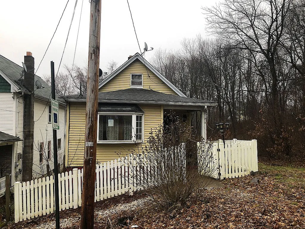 1427 Crown Ave photo 1