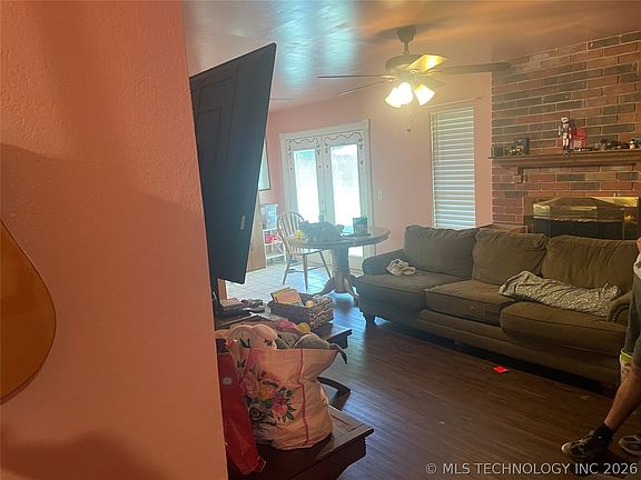 3rd image of 300 E Vicksburg St