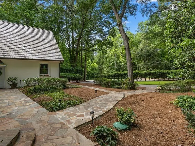 1260 Heards Ferry Rd — Photo 5