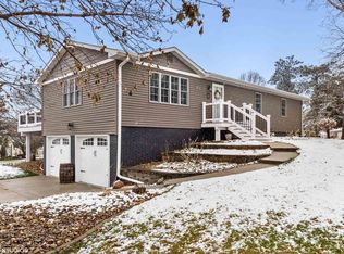 101 Summit Dr, Waverly, IA 50677