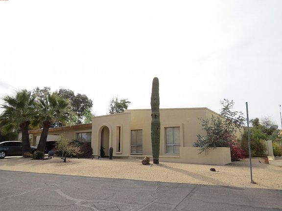 3rd image of 1039 E Village Circle Dr S