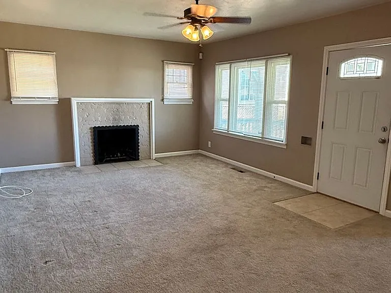1053 N Laurel Ave — Photo 2