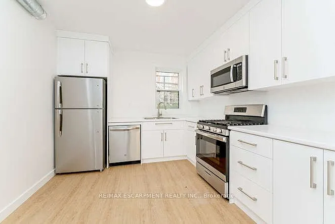 127 Victoria Ave S #1 — Photo 5