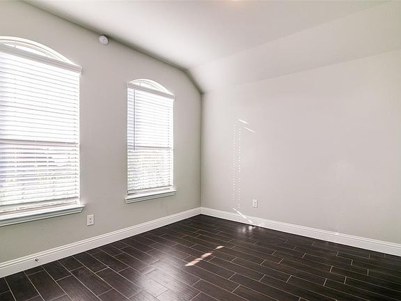 4th image of 575 Kara Dr