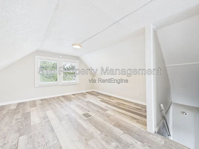 3205 E 31st St — Photo 31