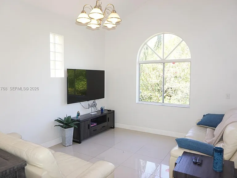 1057 SE 6th Ave — Photo 10