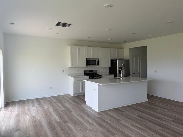 1019 Shagbark Ln #1019 — Photo 2