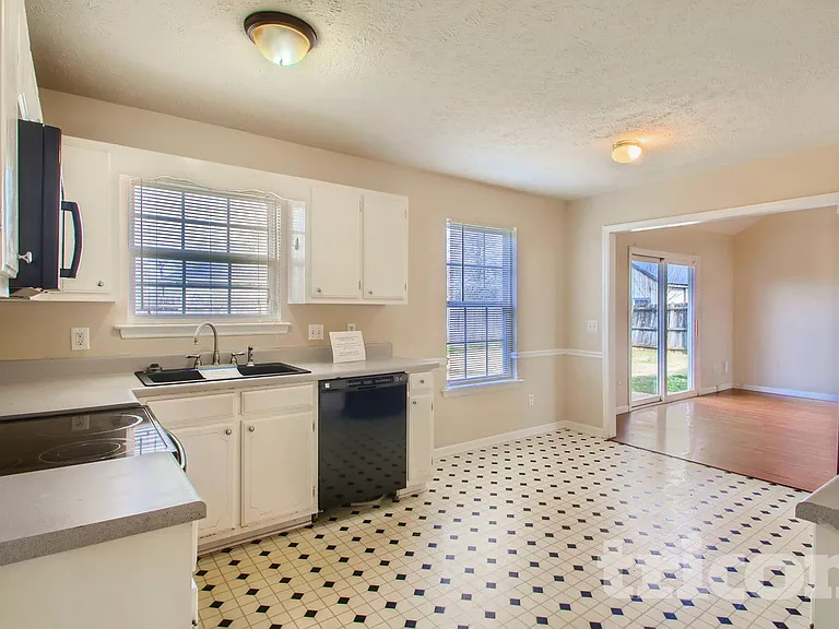 128 Royal Garden Dr — Photo 12