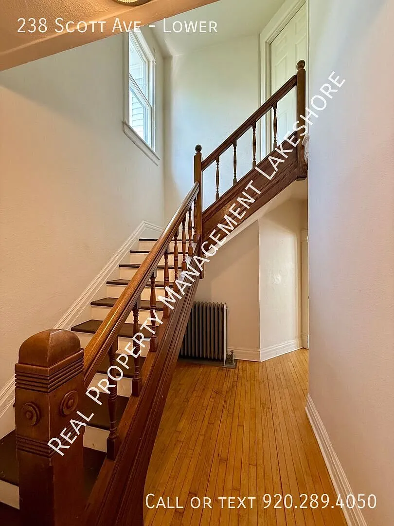 Charming 2 Bedroom Lower Flat with Heat Included Oshkosh — Photo 3