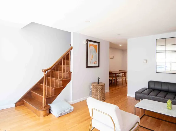 167 South St APT 4, Northampton, MA 01060