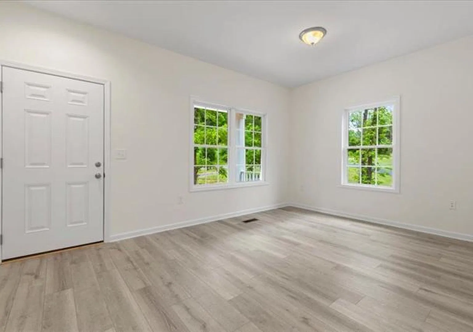 5 Bed 2.5 Bath Home Located In Blacksburg — Photo 3