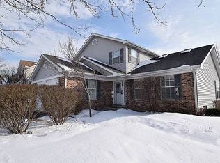 323 Wooded Knoll Dr, Cary, IL 60013