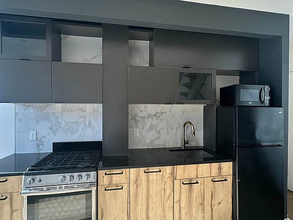 5th image of 1052 Dean St #4N