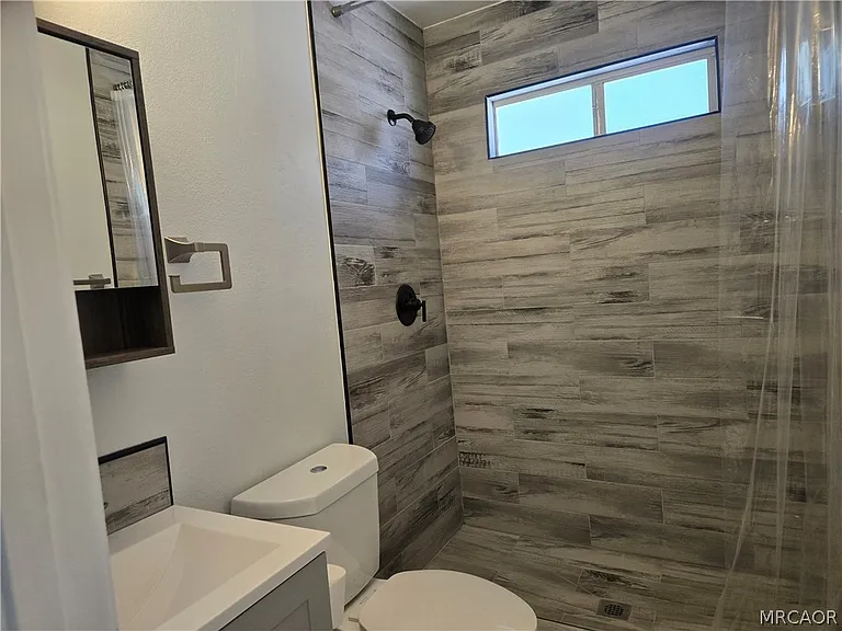 765 Iris Dr — Photo 5