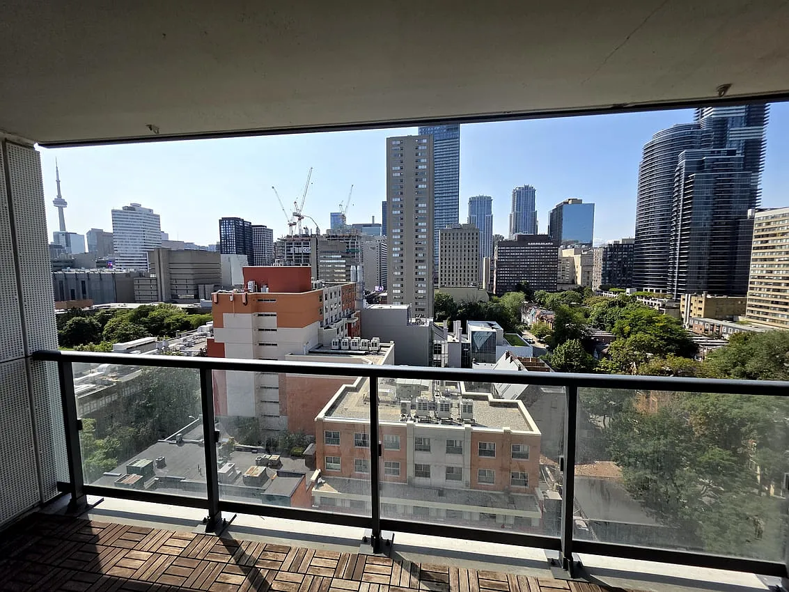 Flex Room with Balcony - McGill Street & Church Street — Photo 4