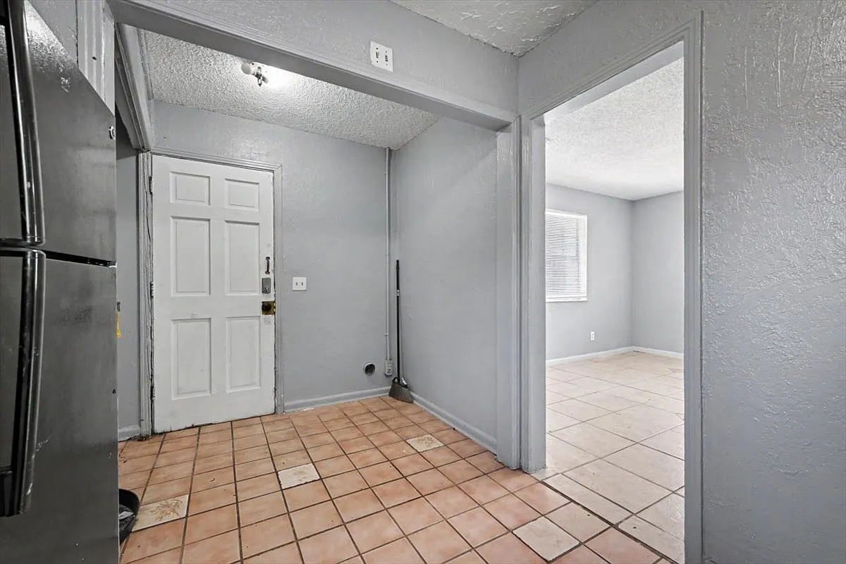 3 bed, 936 sqft, $1,565 — Photo 4