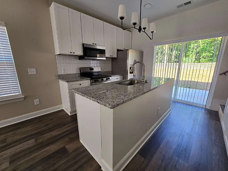 402 Giles St #B — Photo 51