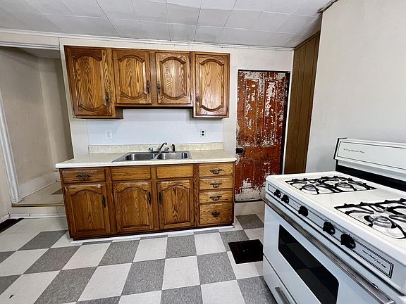 Kitchen includes Gas stove and Refrigerator