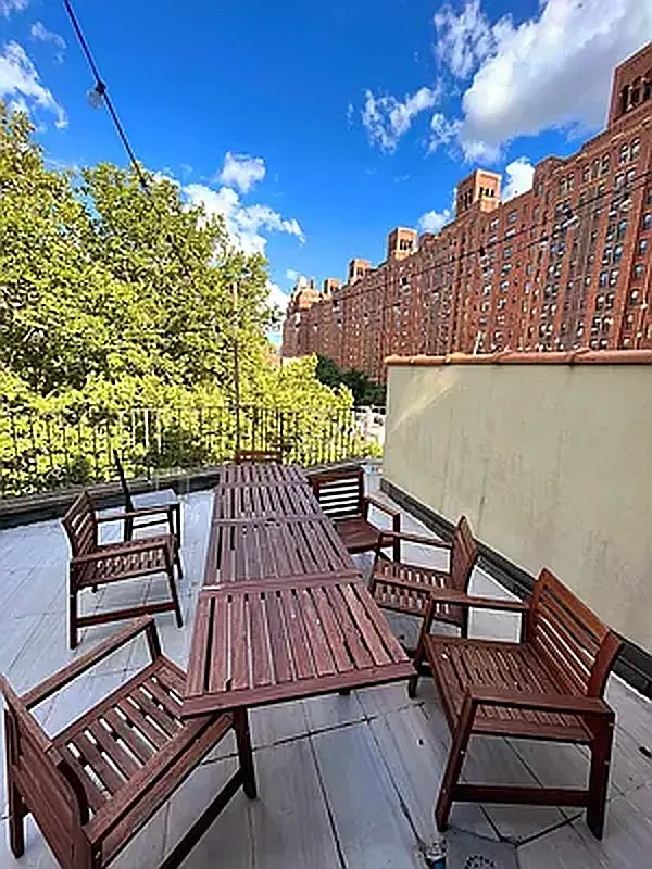 248 Tenth Avenue — Photo 2